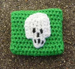GreenSkullPouch250.jpg